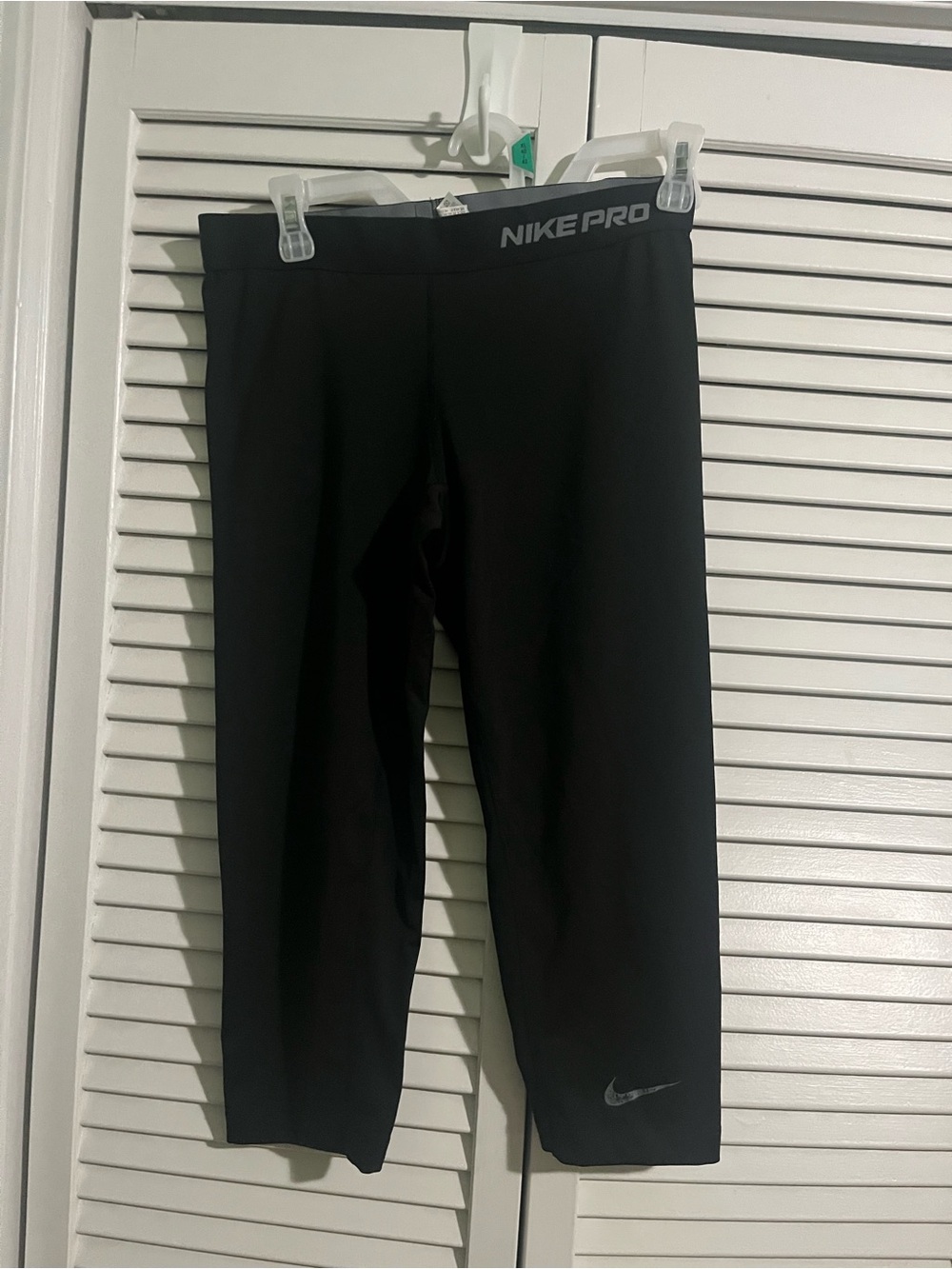 Woman’s Nike Pro Black Capri Athletic Leggings Large